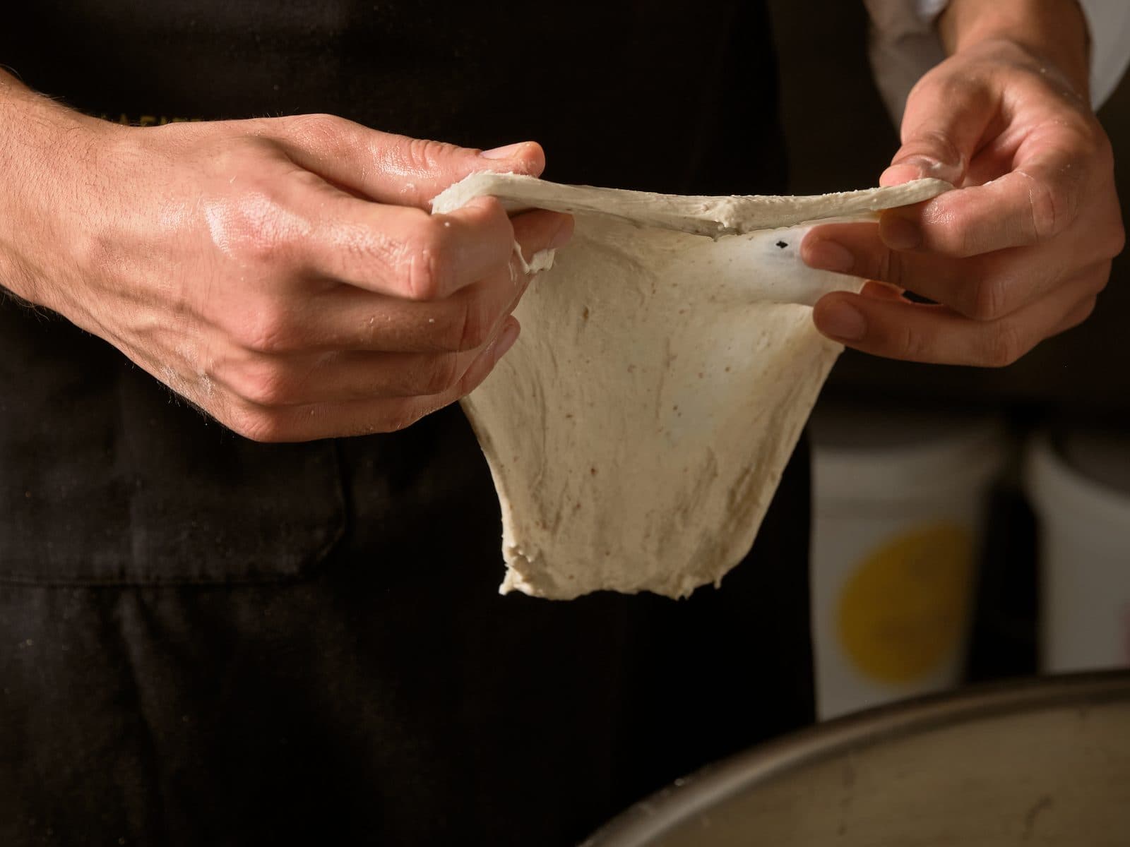 Le mani che danno forma all'impasto